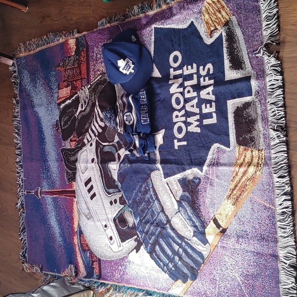 Toronto Maple rug VALUE $99 and hats and gloves like NEW - Picture 2 of 7